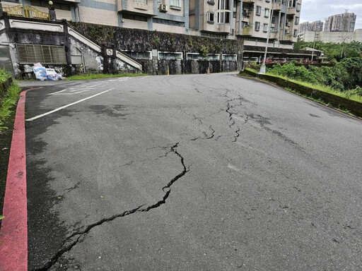 影/雨彈狂轟!汐止伯爵山莊驚見路裂傾斜 雙向封閉管制