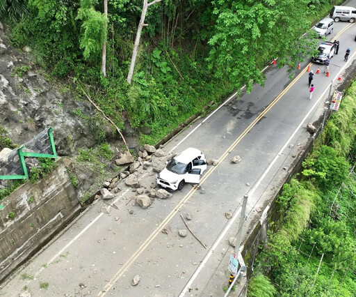 影/駭人空拍曝光!大湖苗62線10噸巨石重砸3車 2傷