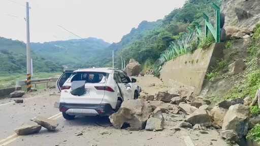 影/駭人空拍曝光!大湖苗62線10噸巨石重砸3車 2傷