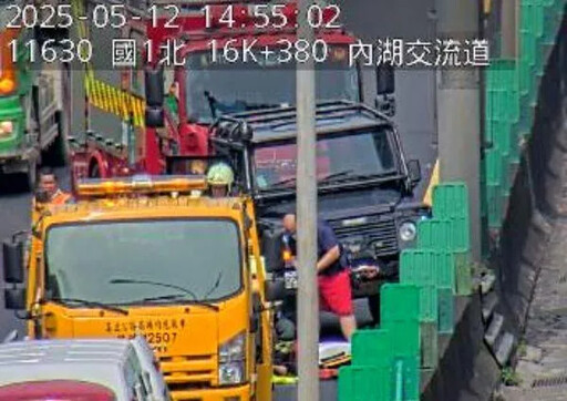 國1內湖交流道自撞護欄 大G駕駛命危搶救中