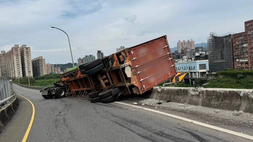 影/國1半小時2自撞 內湖男命危、汐止匝道貨櫃車翻覆懸空