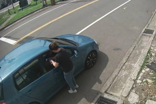 影/短髮女駕車「假錢換真鈔」！新竹多店遭騙 警追查中