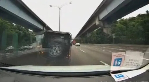 影/國1豪華休旅車駕駛疑發病! 連跨4車道撞護欄百米亡