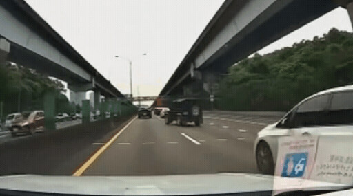 影/國1豪華休旅車駕駛疑發病! 連跨4車道撞護欄百米亡