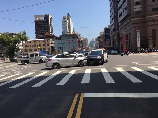 影/才處理完車禍又出事 高雄警遭逆向車撞擊車頭凹毀