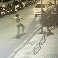 影/雙人雙刀追砍片！高雄鳳山情殺案「現任狠劈前任」