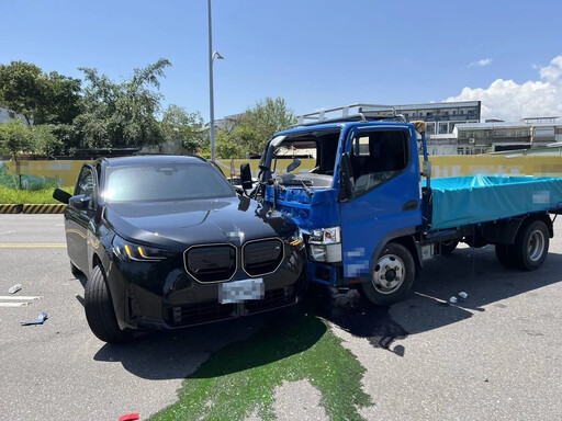 影/慘了!羅東300萬新車交付前被撞 車身毀、4傷送醫