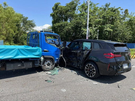 影/慘了!羅東300萬新車交付前被撞 車身毀、4傷送醫