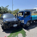 影/慘了！羅東300萬新車交付前被撞 車身毀、4傷送醫