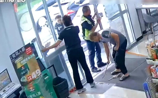 影/台東72歲婦騎電代步車衝撞超商門卡死! 十多人受困半小時
