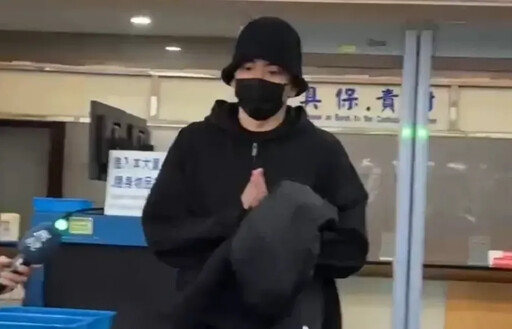 兩樣情!許光漢替代役頒獎典禮「台上發光發熱」 王大陸淪觀眾