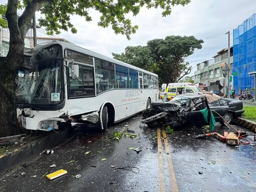 影/台東綠色隧道重大車禍!「轎車逆撞公車」3傷1命危