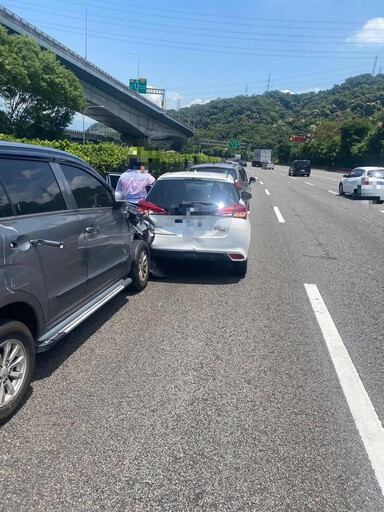 國1北向泰山段「5車追撞、車尾全毀」 傷亡不明釀紫爆