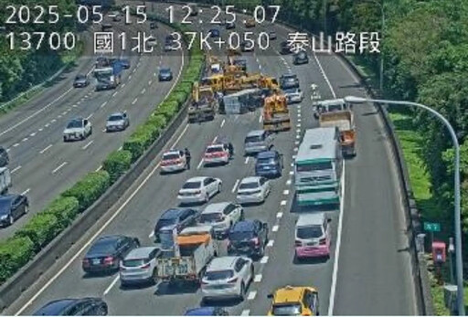 國1北向泰山段「5車追撞、車尾全毀」 傷亡不明釀紫爆