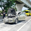 國1五楊高架爆故障車拖吊自燃！回堵3公里 幸無傷亡