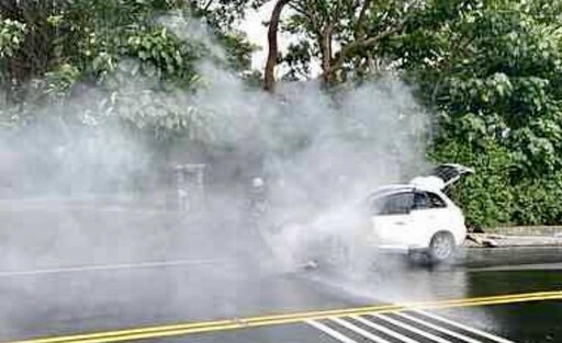北市仰德大道火燒車 自小客狂竄白煙駕駛汽車逃生