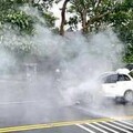 北市仰德大道火燒車 自小客狂竄白煙駕駛汽車逃生