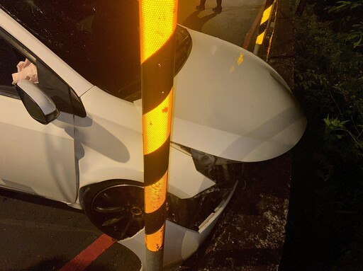 中和18歲女無照駕車自撞護欄 5傷其中1人腦出血