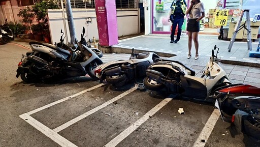 男子開車分心「掃倒9機車」 女友到場氣炸了