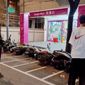 男子開車分心「掃倒9機車」 女友到場氣炸了