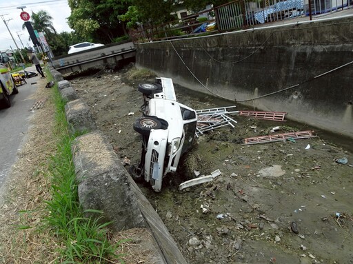 影/大雅小貨車與機車相撞!摔落水溝翻覆 2駕駛受傷