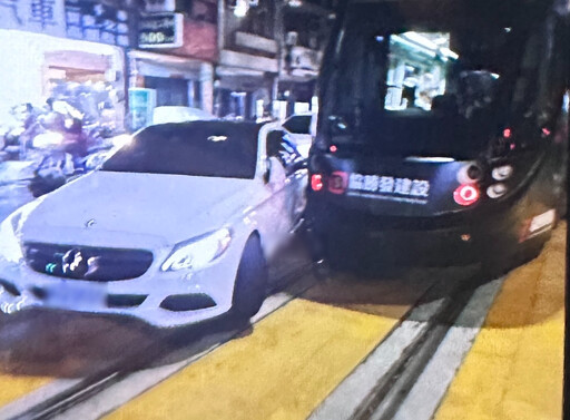 影/高雄輕軌又挨撞!賓士熟女違規左轉幸無傷亡 她遭法辦