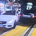 影/高雄輕軌又挨撞！賓士熟女違規左轉幸無傷亡 她遭法辦