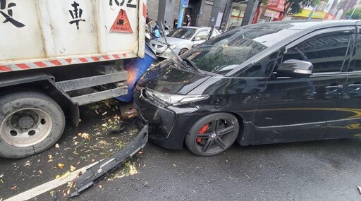 影/新北蘆洲休旅車連撞2車 2人受傷送醫