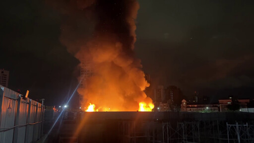 影/台中新建案工地突燃!變「火焰地獄」 驚悚畫面直擊