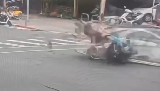 影/慎入!北市賓士高速撞雙載機車 男嚴重骨折、女擦挫傷