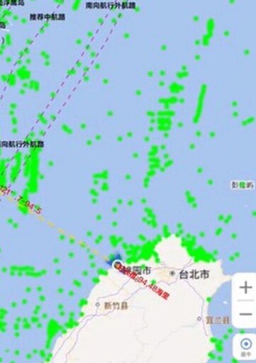 陸網紅「山東凱哥」開橡皮艇「直航桃園」 登岸插五星旗