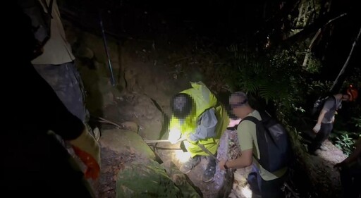 桃園一家四口登石牛山迷路受困 消防夜間護送下山