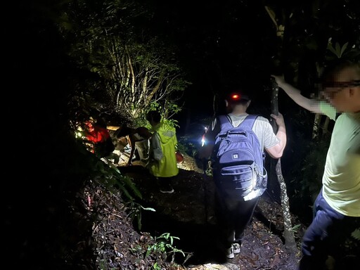 桃園一家四口登石牛山迷路受困 消防夜間護送下山
