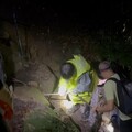 桃園一家四口登石牛山迷路受困 消防夜間護送下山