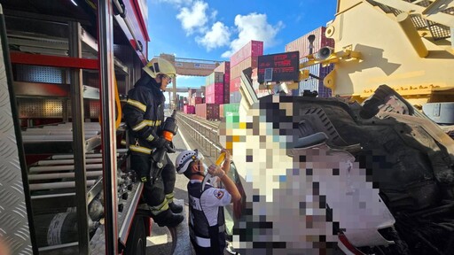 影/高雄港碼頭聯結車撞起重機「當場斷頭」! 駕駛慘死
