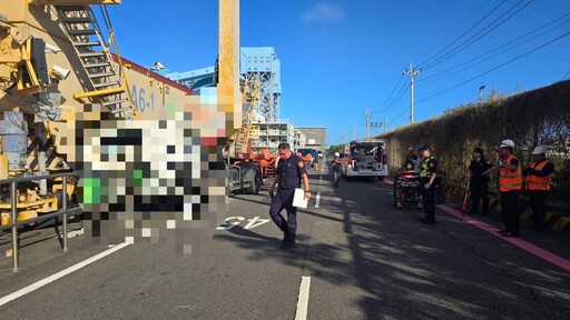 影/高雄港碼頭聯結車撞起重機「當場斷頭」! 駕駛慘死