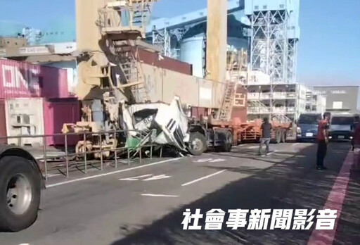 影/高雄港碼頭聯結車撞起重機「當場斷頭」! 駕駛慘死