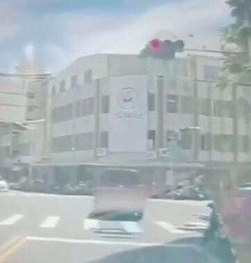 影/直擊!花蓮廂型車撞進早餐店2人噴飛 13人輕重傷