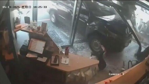 影/直擊!花蓮廂型車撞進早餐店2人噴飛 13人輕重傷