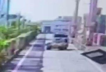 影/高雄港聯結車自撞駕駛爆頭亡 死前詭異「S型飄移」畫面曝