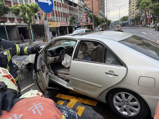 影/北大國小旁汽車暴衝!3學童命危躺地 搶救畫面曝