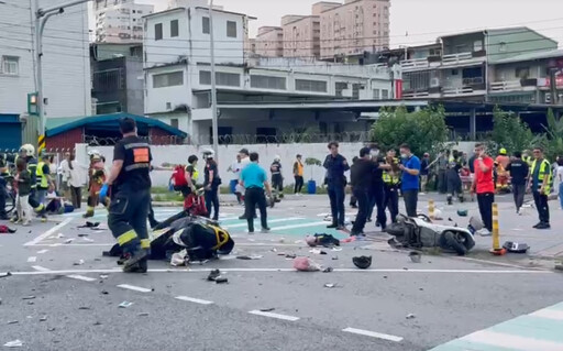 場面哀戚!三峽重大車禍奪3命 民眾放鮮花、零食哀悼
