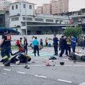 場面哀戚！三峽重大車禍奪3命 民眾放鮮花、零食哀悼