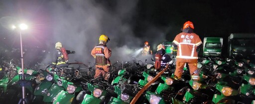 影/新店「郵政總局停車場」慘陷火海!101輛電動機車燒成骨架