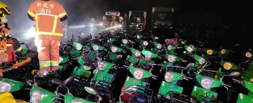 影/新店「郵政總局停車場」慘陷火海!101輛電動機車燒成骨架
