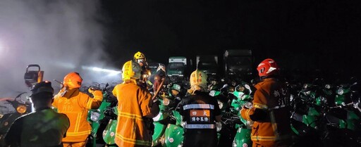影/新店「郵政總局停車場」慘陷火海!101輛電動機車燒成骨架