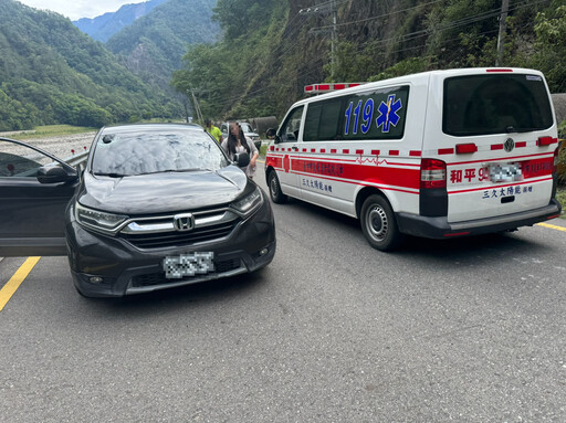驚險瞬間!中橫便道落石砸穿擋風玻璃 乘客大腿瘀青