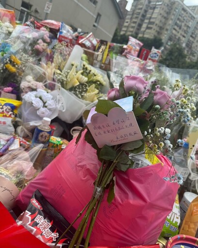 三峽車禍死者家屬手寫卡片 悼念愛女:爸、媽會好好生活