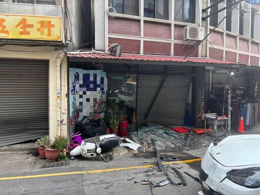 影/找不到小王怒氣沖天!台中男開保時捷連撞2宅洩憤