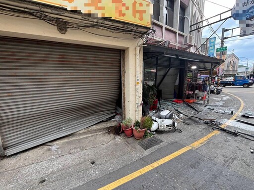 影/找不到小王怒氣沖天!台中男開保時捷連撞2宅洩憤